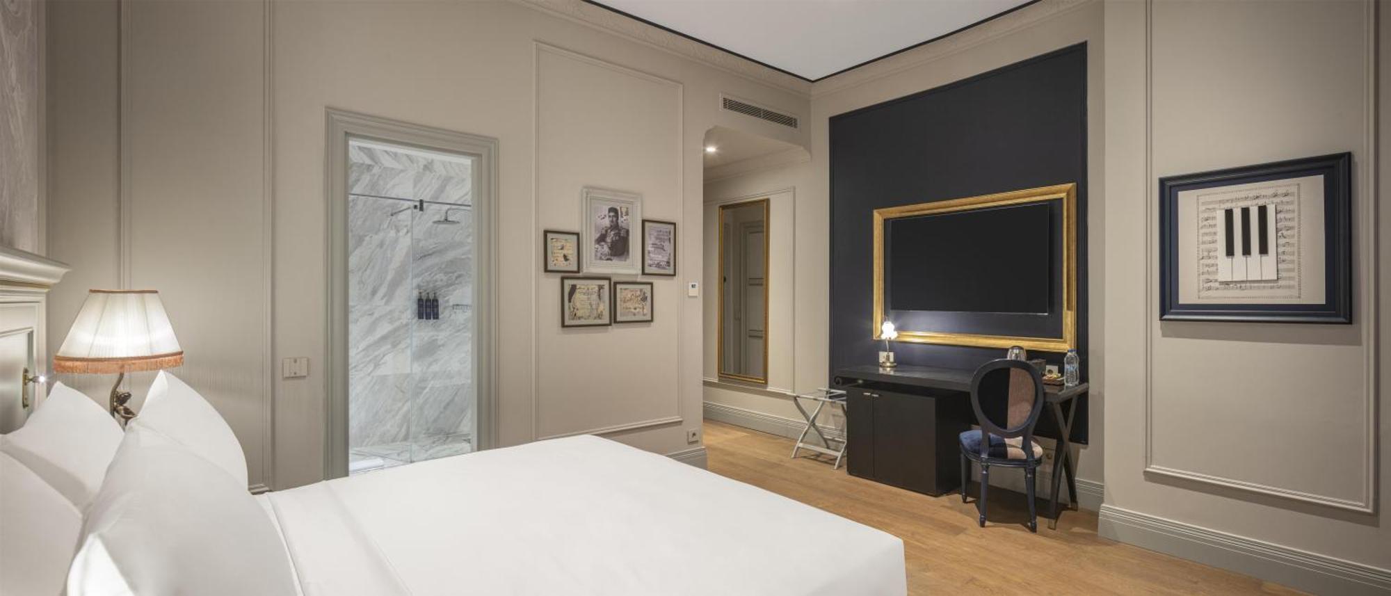 Deluxe King Room City View