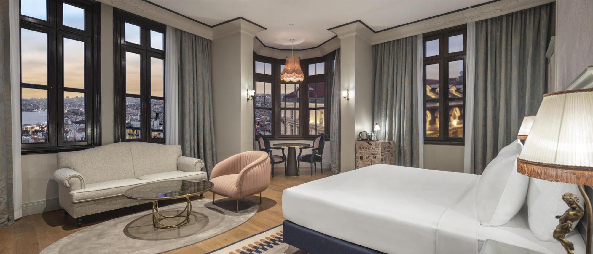 Junior Corner King Suite City View